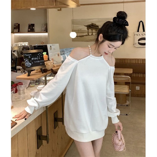 Áo sweater COZOKC trễ vai tay dài dáng rộng đính ngọc trai giả dễ thương