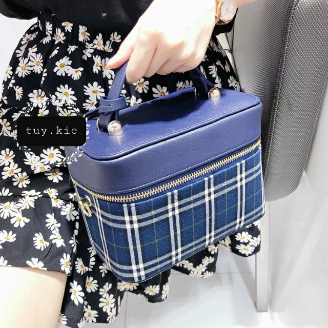 Túi đeo Cle De Peau hộp nền sọc caro xanh