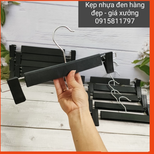 Móc treo quần áo - kẹp nhựa đen L1 dùng kẹp quần jean, quần tây,chân váy cho shop thời trang,kt 30cm,đầu móc xoay 360 độ