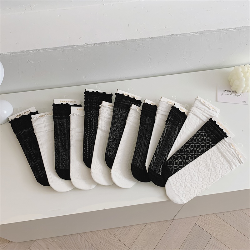 Vớ Cotton Mỏng Cỡ Trung Họa Tiết Hoa Lá Trái Tim Khoét Rỗng Màu Trắng Đen Phong Cách JK Mới Cho Nữ