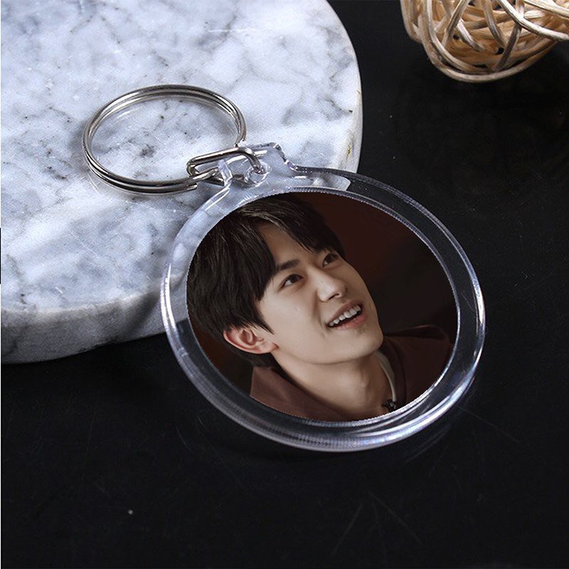 ( Tròn ) Móc khóa IN HÌNH DỊCH DƯƠNG THIÊN TỶ TFBOYS idol thần tượng đáng yêu tiện lợi