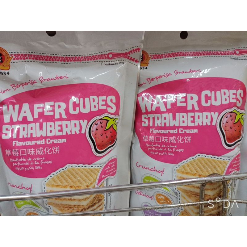Bánh Xốp Kem Wafer Cubes Hương Dâu 90g