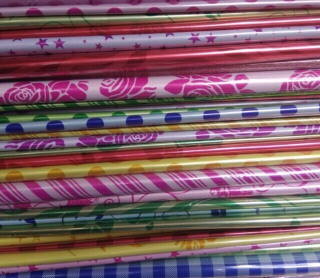 Giấy kiếng gói quà xấp 100tờ