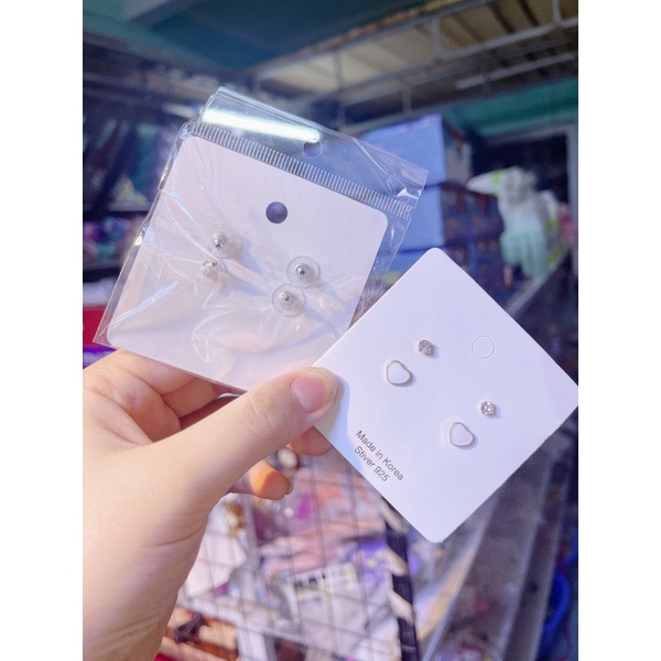 Khuyên tai đá chấm sát tai mạ bạc sang trọng, quý phái.