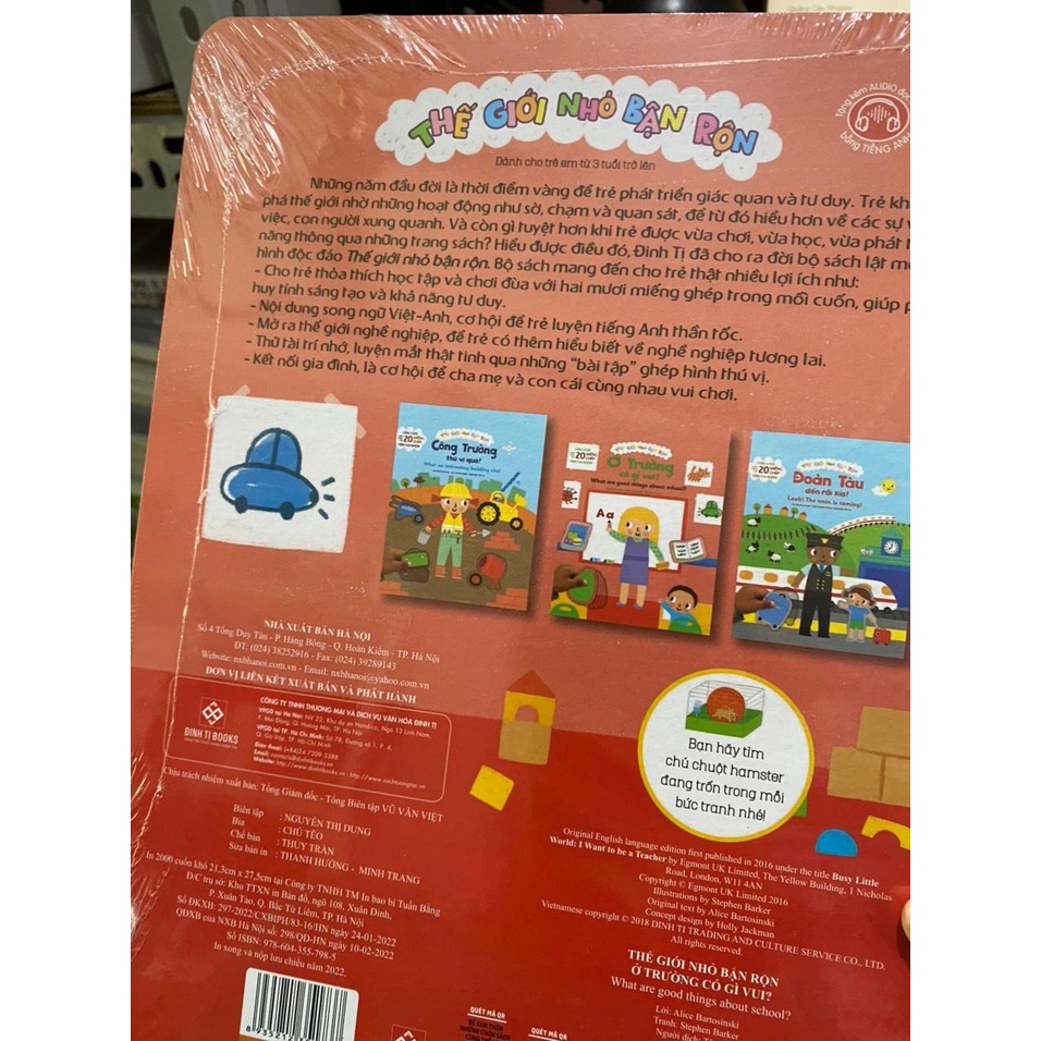 Sách - Thế giới nhỏ bận rộn : Ở trường có gì vui ? What are good things about school ? ( Đinh Tị )