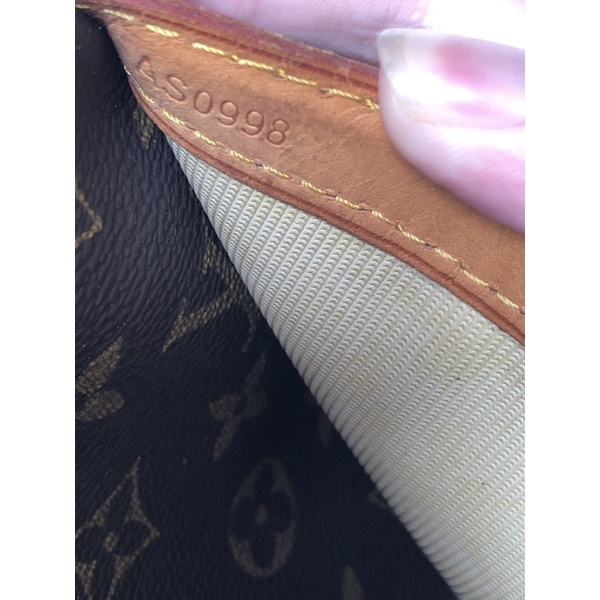 Túi chuẩn si. Túi qua sử dụng. Khách vui lòng xem hình nếu muốn biết thêm thông tin sản phẩm mời khách vô chat . Thanks.