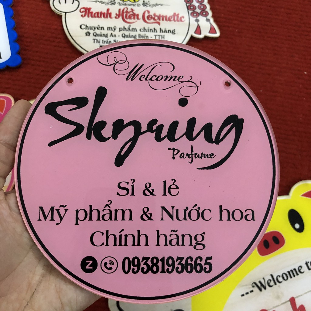 Bảng hiệu mica khung tròn dùng để chụp ảnh sản phẩm - Free thiết kế theo yêu cầu