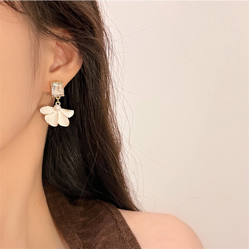 [Augustcloth | AugustJewelry] Bông tai/ Hoa tai 4 cánh có hạt vuông