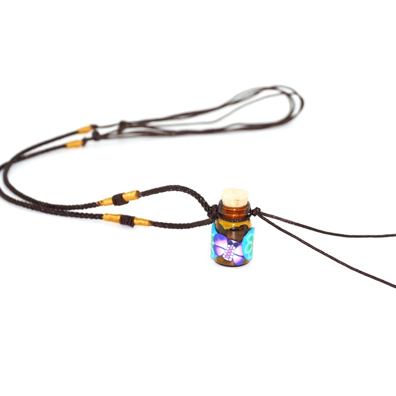 Tinh dầu trầm hương - lọ mini dùng để đeo cổ, vừa làm trang sức vừa có ý nghĩa phong thủy, kỵ tà, gió máy và hút may mắn