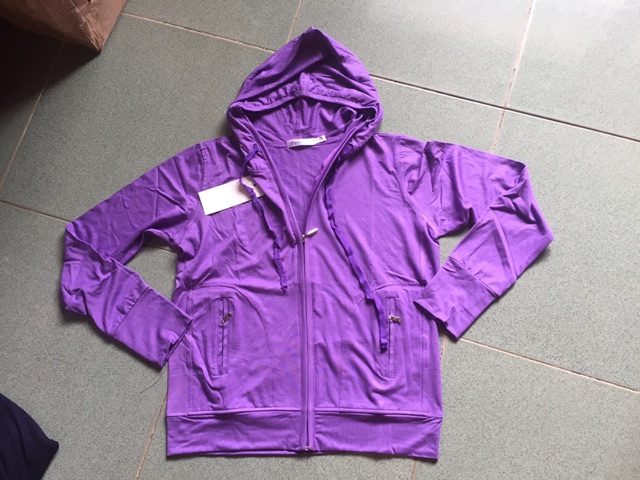 Áo khoác thun lạnh với 2 túi ngoài có dây kéo, 2 túi trong rộng. | BigBuy360 - bigbuy360.vn