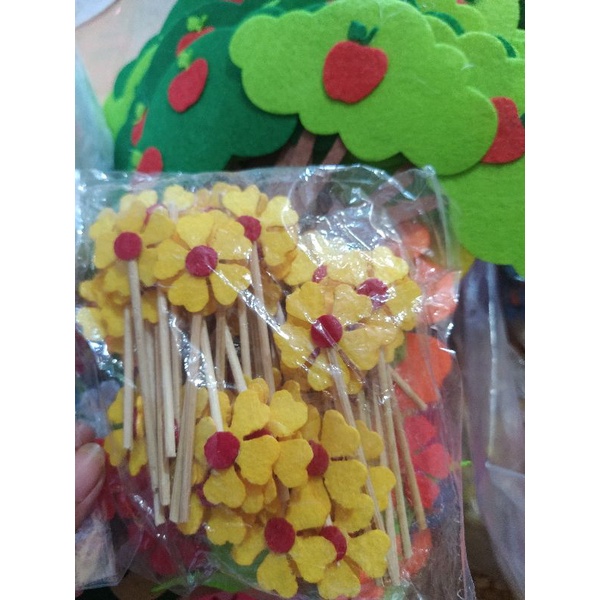 Hoa cắm bé ngoan, cờ