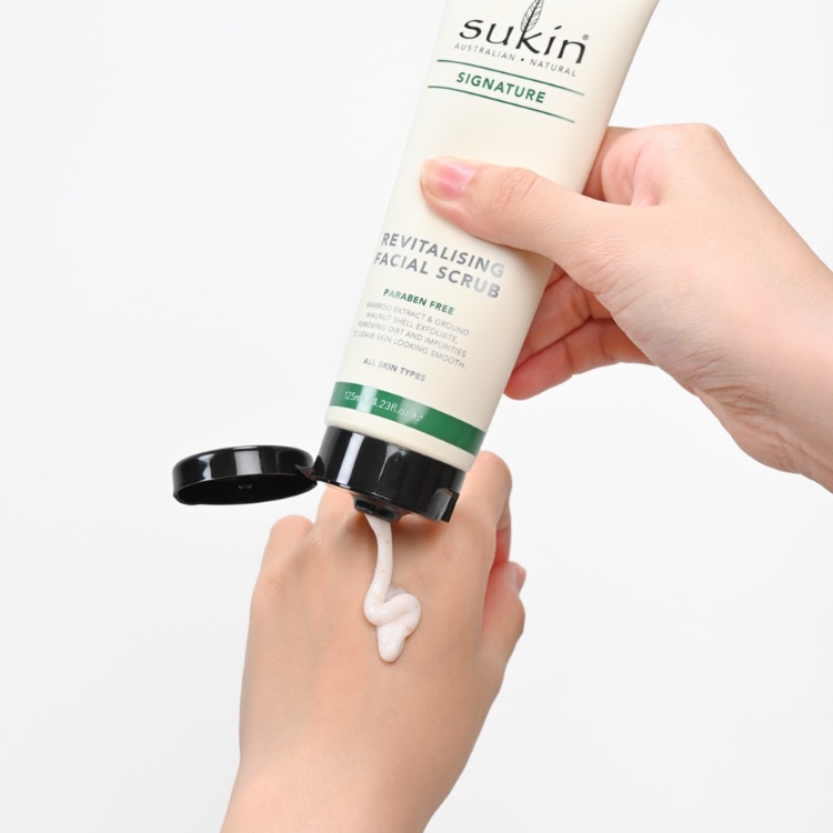 Kem Làm Sạch Tế Bào Chết Da Mặt Sukin Signature Revitalising Facial Scrub