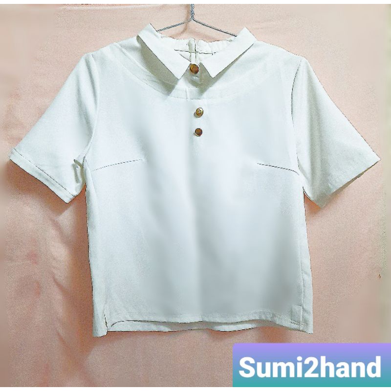 Áo lụa trắng cổ sơmi phối nút độc lạ size L