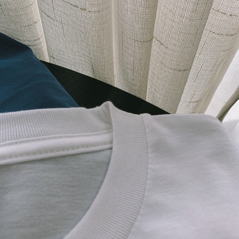 Áo thun nữ tay lỡ cổ tròn form rộng dáng unisex trắng kèm quần xanh màu đại dương