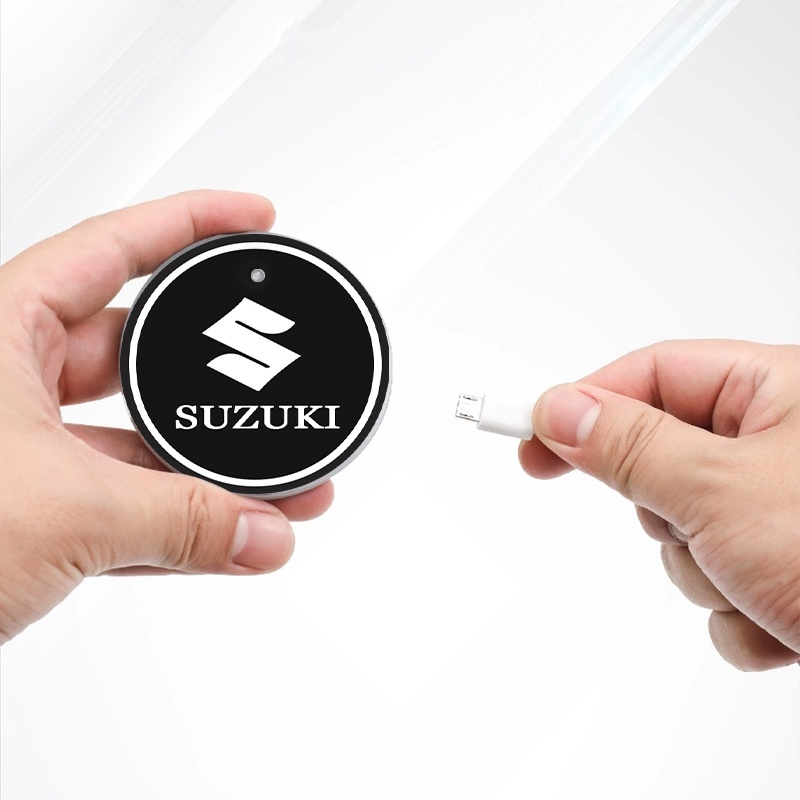 Bộ 2 Miếng Lót Bình Nước Chống Trượt In Logo Xe Hơi SUZUKI VITARA SX4 SWIFT DZire IGNIS Alto Spacia Jimny