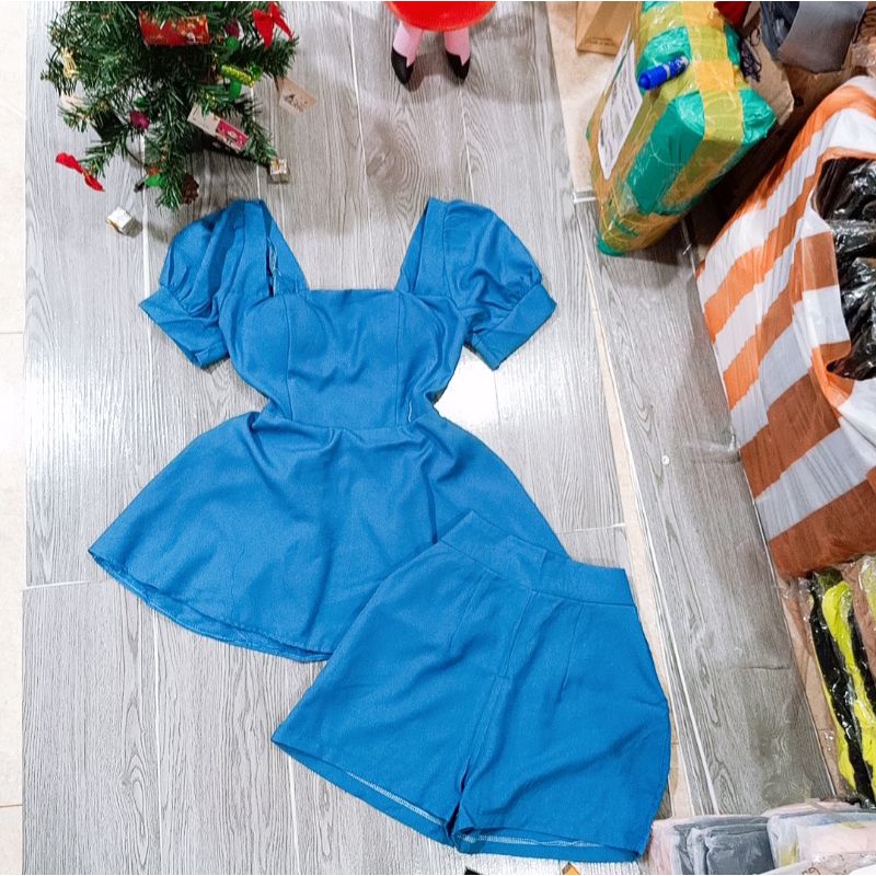 Set cổ vuông tay bồng có mốt ngực