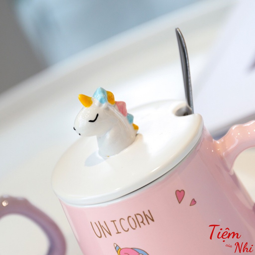 Ly sứ có nắp gắn ngựa 3D màu trắng in hình unicorn hồng có quai cầm kèm muỗng cà phê 350ml Tiệm Của Nhi LSCN17