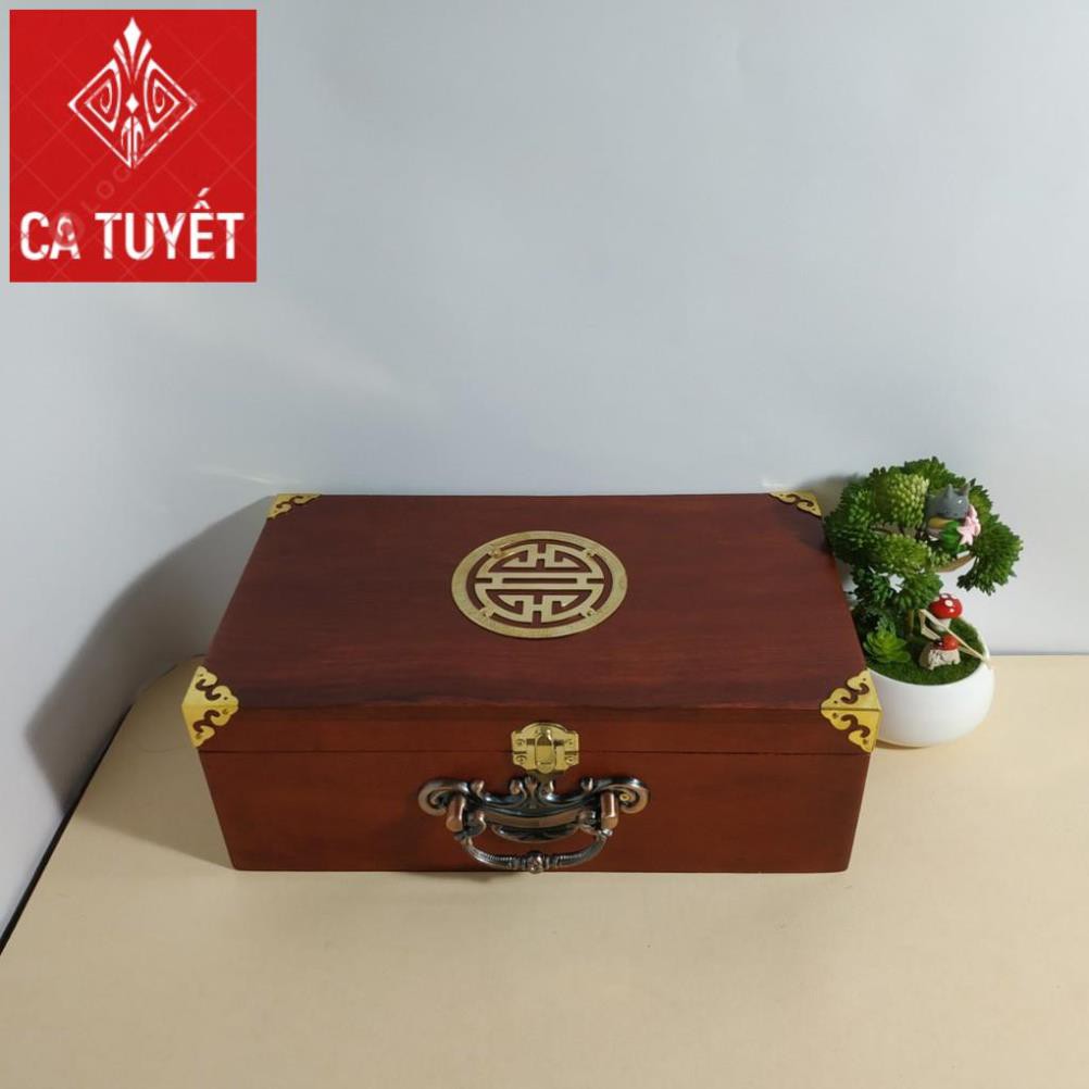 HỘP ĐỰNG TRANG SỨC, HỘP ĐỰNG CON DẤU CÔNG TY GỖ HƯƠNG MẶT GIÁP CHỮ THỌ VÀNG CÓ QUAI XÁCH BẰNG ĐỒNG
