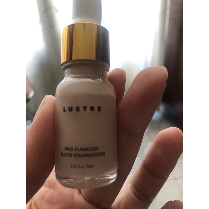 kem nền Lustre Pro Matte Flawless Foundation SPF 22 PA++ minisize trong bộ quà tặng Lixibox