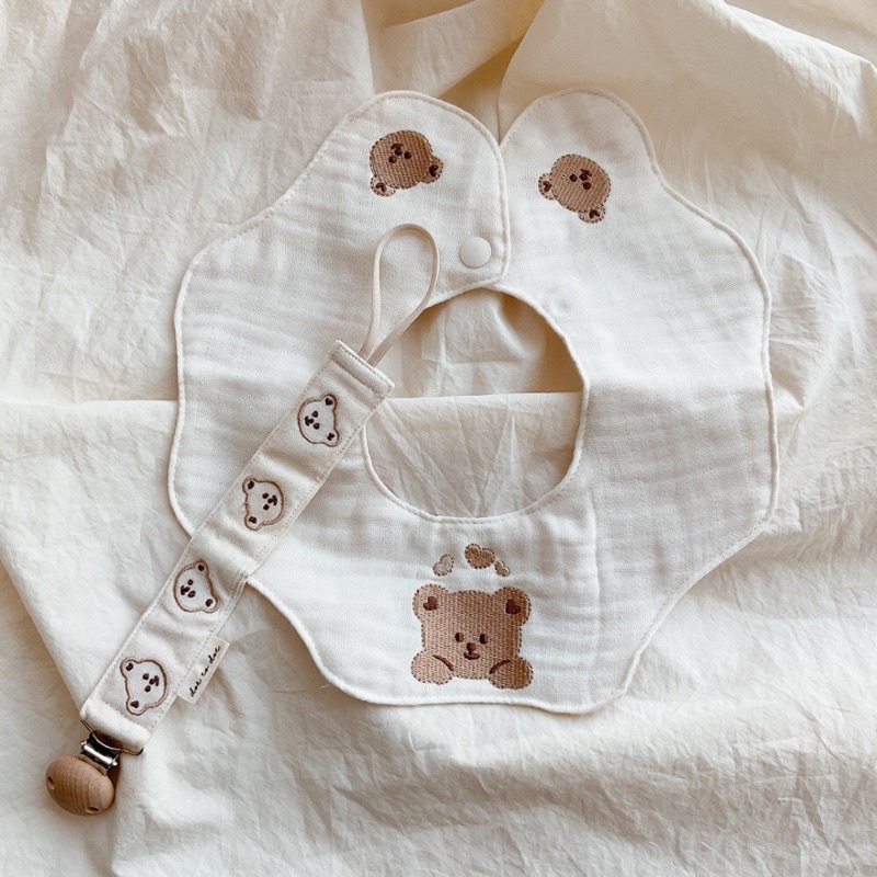 Yếm tròn cotton organic thêu hoạ tiết kèm kẹp ty giả cho bé
