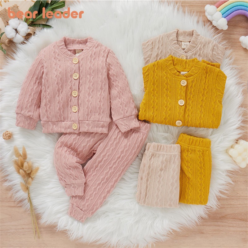 Set đồ 2 mảnh Bear Leader gồm áo khoác cardigan dệt kim và quần dài thời trang mùa đông cho bé gái