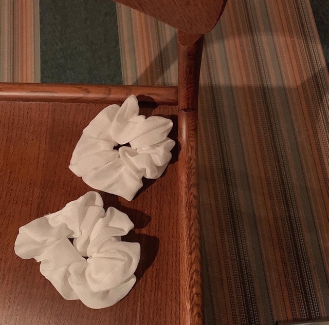 Dây buộc tóc scrunchies màu kem dễ thương