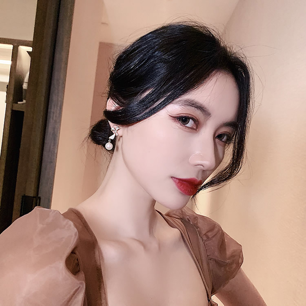 Đôi khuyên nơ đính hạt ngọc trai và đá giả thời trang cho nữ