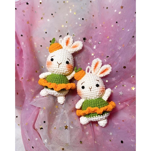 - Thỏ con váy xanh