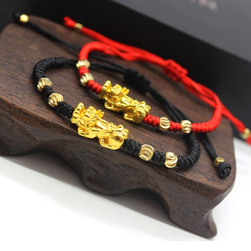 Vòng đeo tay chỉ đỏ may mắn