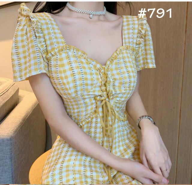 Đầm caro vàng đan dây mắt cáo lai ren