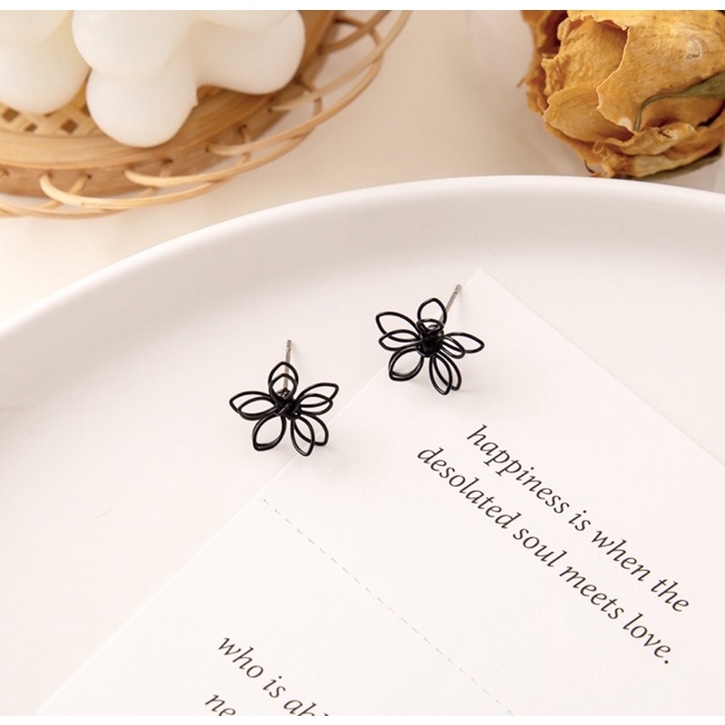 Bông tai hoa đen nhỏ xinh dễ thương cho nữ