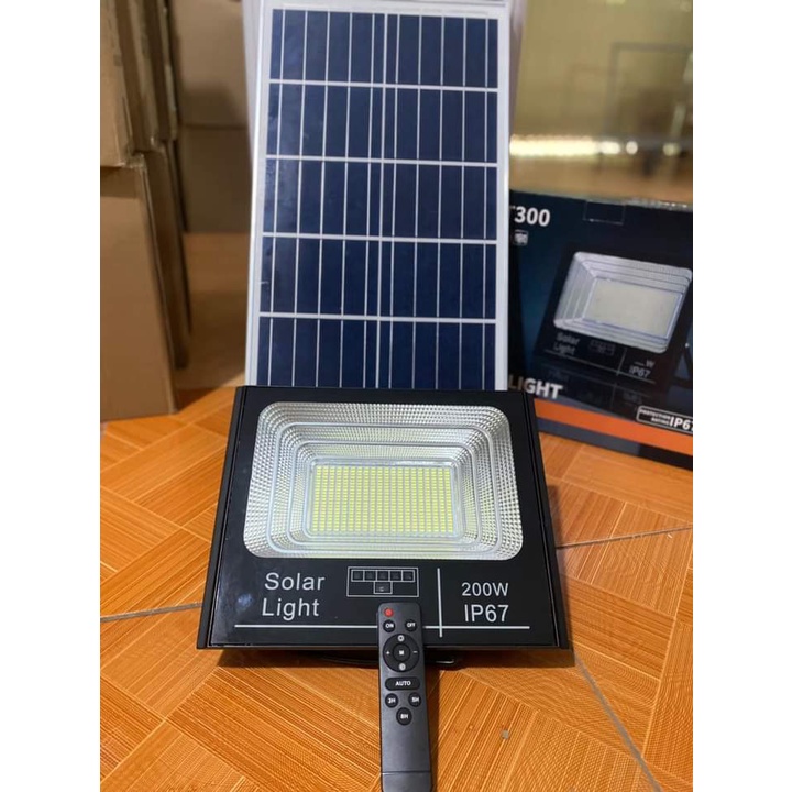 Đèn pha năng lượng mặt trời choá phản quang 60W, 100W, 200W, 300W pin 32700 3,2V 18.000mAh, 25.000mAh, 30.000mAh, 42mAh