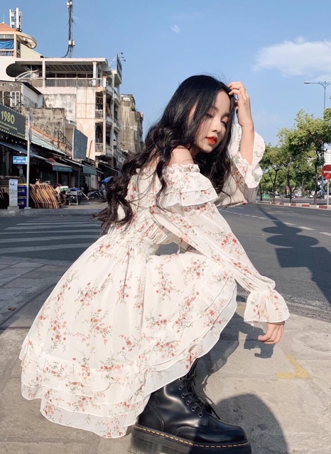 Đầm bẹt vai hoa tay dài, trễ vai phối bèo