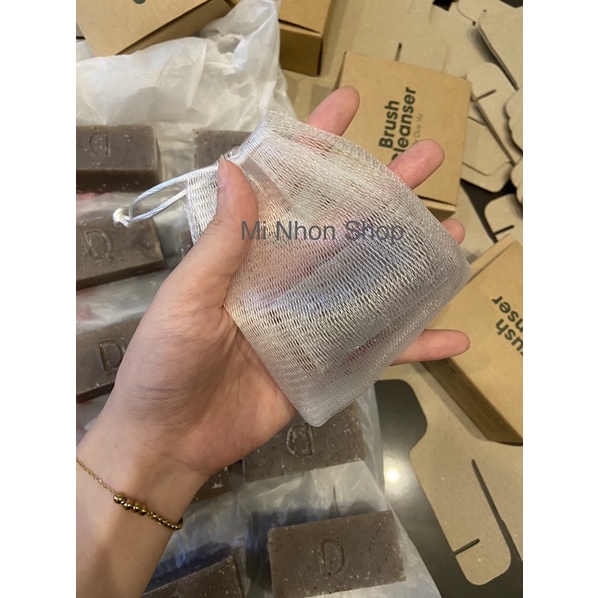 Xà phòng giặt cọ sạch đỉnh nhất đó giờ được rất nhiều makeup artist tin dùng.
