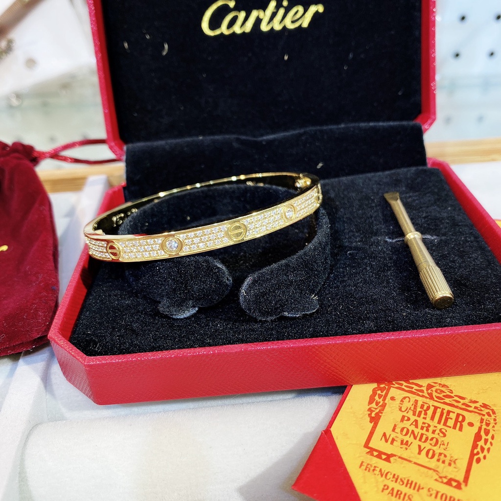 Vòng tay titan nữ CATIER đính full đá Xoàn có dập logo bên trong kèm Full Box - Có kèm vít mở khoá và đính xoàn hột chủ