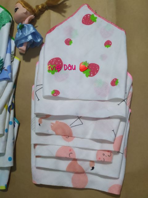 Khăn tam giác viền xinh, 2 nấc cúc bấm nhựa