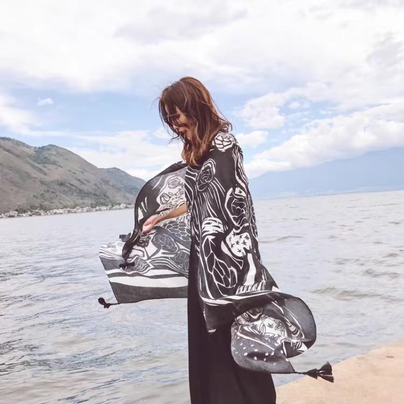 [Hàng Loại 1] Khăn Choàng Đi Biển Hoạ Tiết Trắng Đen Cá Tính