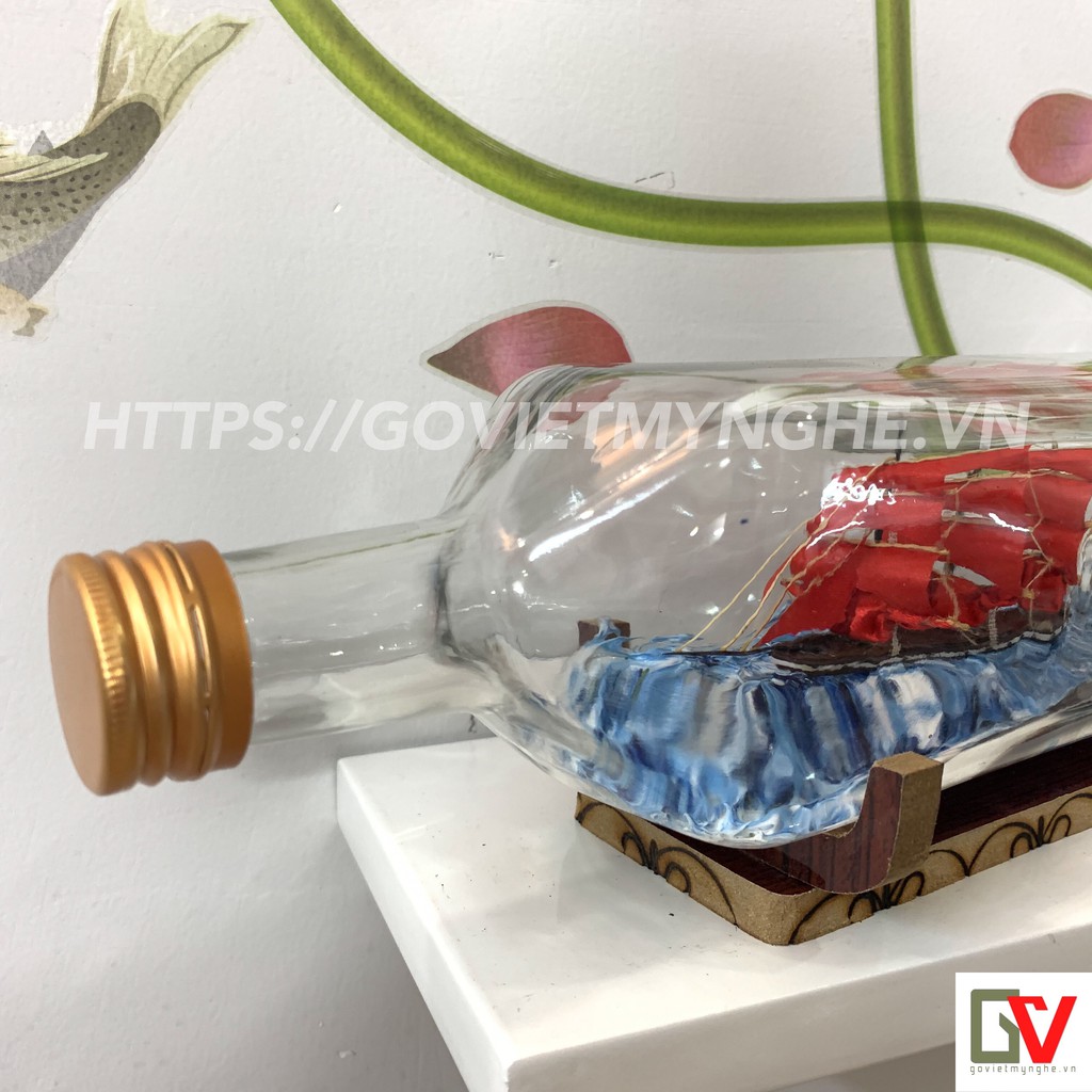 Mô hình thuyền gỗ trang trí trong chai thuỷ tinh kèm tiểu cảnh sóng biển và hải đăng - Buồm màu đỏ - Dài 30cm