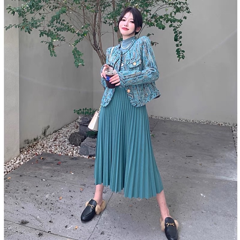 Khoác + Áo thun dài tay+ Chân váy xếp ly