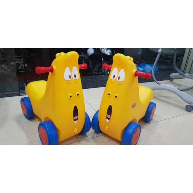 Xe chòi chân Larva
