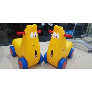 Xe chòi chân Larva