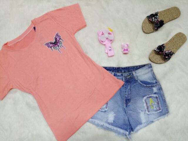 Áo thun form rộng thêu bướm