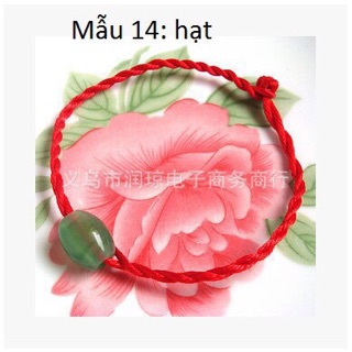 Vòng tay đỏ may mắn.