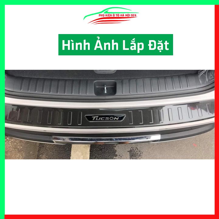 Ốp chống trầy cốp Hyundai Tucson 2016-2021 cacbon sáng bóng