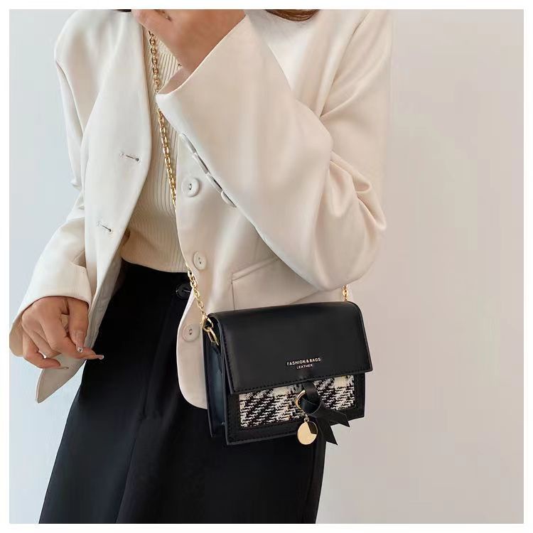 Túi xách nữ dây chuyền mùa hè phổ biến của năm nay