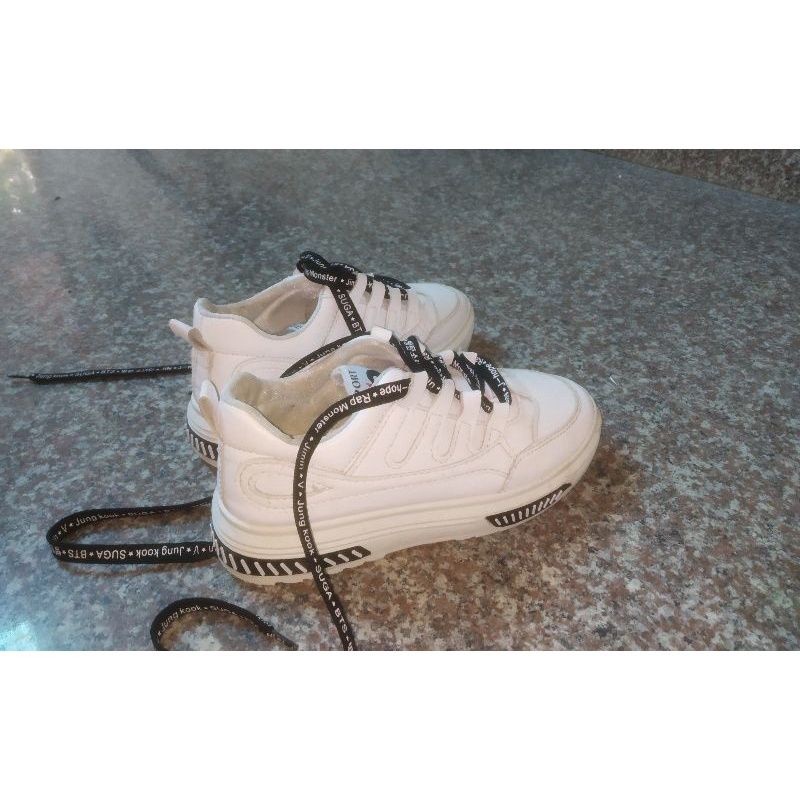 Pass giày sneaker trắng