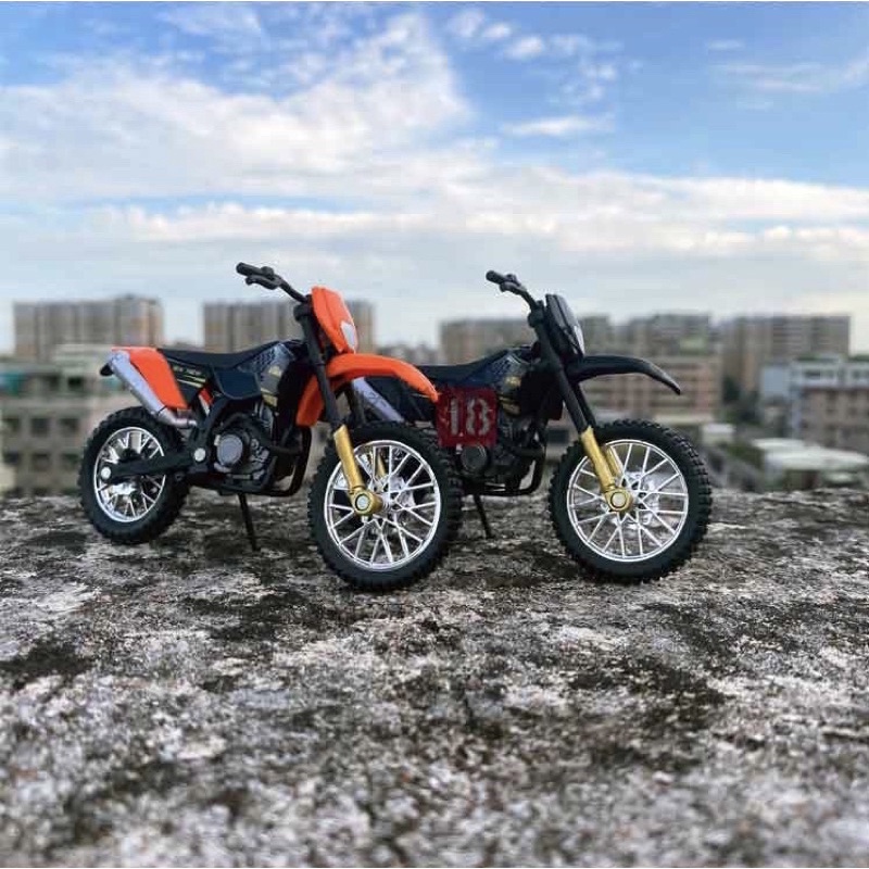 Xe cào cào mô hình KTM 450( tặng kèm đế)