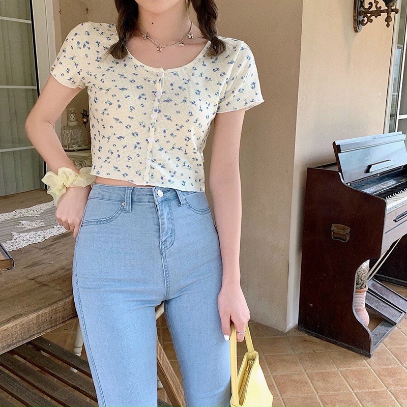 Áo croptop bông hoa nhí trắng, đính nút vẹt ngang🌼🌼mặc fom suông và ôm đều đẹp | BigBuy360 - bigbuy360.vn