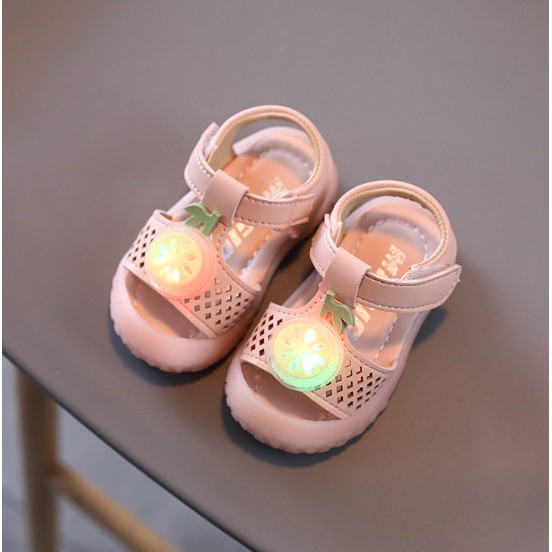 (Hàng đẹp mới về)Dép rọ, sandal tập đi trái Kiwi có đèn phát sáng xinh xắn đế mềm chống vấp cho bé gái 0-2 tuổi