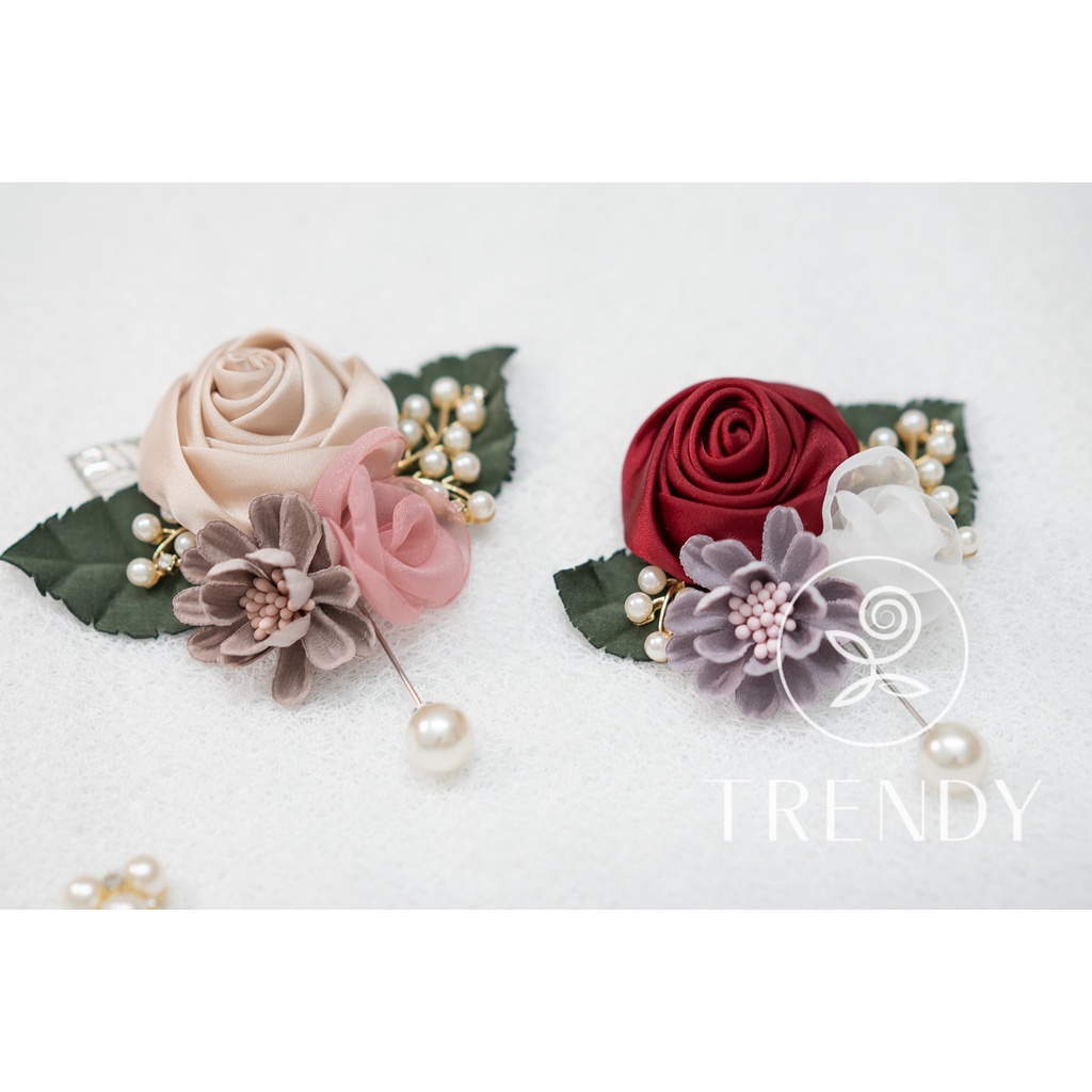Hoa Cài Áo - Tag hoa hồng cuộn cài áo mix hoa lá gấm - Hoa vải handmade